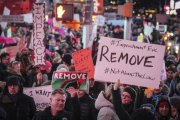 Tras su paso por Times Square, el grupo de manifestantes atravesó buena parte de la zona central de Manhattan mientras se dirigía a Union Square, donde acabó la protesta.-AP