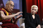 Lady Gaga se ha reunido con el Dalai Lama, con motivo de la Conferencia de Alcaldes en Indianápolis (Estados Unidos).-AP / MICHAEL CONROY