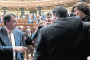 El diputado del PNV Aitor Esteban (izquierda) saluda a Soraya Sáenz de Santamaría, en un pleno del Congreso.-/ JUAN MANUEL PRATS
