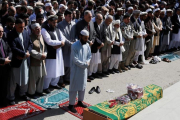 Familiares y amigos de un jefe de policía fallecido en un ataque talibán contra una instalación policial asisten a su entierro en Kabul, el 18 de octubre.-EFE / JAWAD JALALI