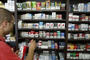 Cajetillas de cigarrillos expuestas en un estanco.-ARCHIVO