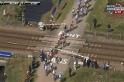 Parte del pelotón de la Paris-Roubaix, bloqueado en un paso a nivel.-Foto: YOUTUBE