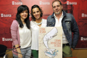 Sonia Calvo, Inés Andrés y Javier Muñiz, posan con el cartel ganador. / VALENTÍN GUISANDE-