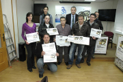 Foto de familia de todos los ganadores y los finalistas posando con Ángel Mayor y con los títulos del III Concurso de la Tapa Micológica. / ÁLVARO MARTÍNEZ-