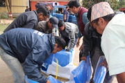 Devendra Tak, entre los que reparten ayuda a los afectados por el terremoto en Nepal.-Foto: Save the Children India / Facebook