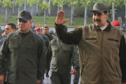 El presidente Maduro junto a su ministro de Defensa, Vladimir Padrino López.-AP / JHONN ZERPA (AP)