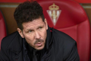Diego Pablo Simeone, en el banquillo de El Molinón durante el partido de Liga contra el Sporting.-REUTERS / ELOY ALONSO