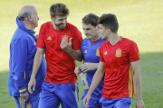 Bartra, Casillas y Piqué en una concentración de la selección junto al seleccionador Vicente del Bosque.-JUANJO MARTÍN
