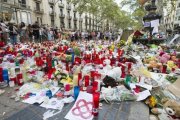 Velas y mensajes en recuerdo de las víctimas del 17-A en la Rambla-JORDI COTRINA