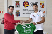 Ángel Romera y Juanmi González en la presentación del jugador. / Álvaro Martínez-