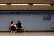Un joven charla con Jordi Évole en un andén del metro, en Salvados.-ATRESMEDIA