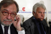 Juan Luis Cebrián y Felipe González, en un acto en Madrid en septiembre del 2013.-AGUSTÍN CATALÁN