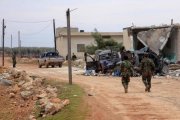 Soldados sirios patrullan en una localidad recién ocupada en los alrededores de Alepo.-AFP / GEORGE OURFALIAN