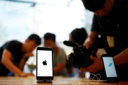Un iPhone 7 en una tienda de Apple en Pekín.-REUTERS / THOMAS PETER