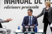 Pedro Sánchez, junto a Jesús Calleja y Mercedes Milà, este jueves durante la presentación de su libro.-JOSÉ LUIS ROCA