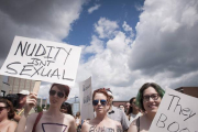Manifestantes en la ciudad de Waterloo este domingo protestando por su derecho en Canadá de hacer toples.-Foto:   AP / HANNAH YOON