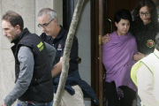 Los padres de Asunta, Alfonso Basterra y Rosario Porto, tras el registro de sus respectivos domicilios, en septiembre del 2013.-EFE
