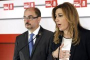 La presidenta de Andalucía, Susana Díaz, junto con al secretario general del PSOE aragonés, Javier Lamban, en la sede del partido socialista.-Foto: EFE