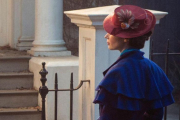 Emily Blunt, como Mary Poppins, frente al hogar de la familia Banks.-WALT DISNEY