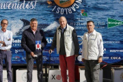 Juan Carlos ha estado acompañado, entre otros, de Telmo Martin, alcalde de Sanxenxo y Pedro Campos, presidente del del Real Club Nautico de la localidad gallega.-EFE / SALVADOR SAS