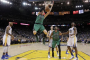 Jerebko, de los Celtics, hace un mate en el partido ante los Warriors en el Oracle.-MARCIO JOSÉ SÁNCHEZ / AP