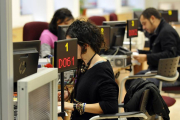 Un grupo de personas en la Oficina del Servicio Público de Empleo.-VALENTÍN GUISANDE