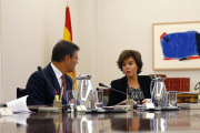Rafael Catalá y Soraya Sáenz de Santamaría, en la Moncloa.-/ CESAR P SENDRA (EFE)
