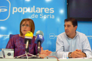 La presidenta provincial del Partido Popular en la rueda de prensa junto a Jesús Ángel Peregrina. / PEDRO CALAVIA-