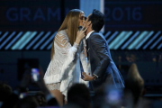 Jennifer López y Marc Anthony, en uno de los momentos estelares de la gala de los Grammy Latinos.-REUTERS / MARIO ANZUONI