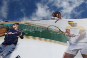 Imágenes de Djokovic y Nadal decoran algunas lonas en el Country Club de Montecarlo.-REUTERS / ERIC GAILLARD