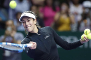 Garbiñe Muguruza, en un calentamiento de un partido en Singapur.-/ EFE / WALLACE WOON