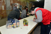 Reparto de alimentos. / ÁLVARO MARTÍNEZ-