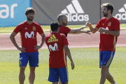 Jugadores de La Roja en uno de los entrenos.-PACO CAMPOS