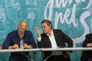 Mas habla con Romeva (izquierda), este lunes.-FERRAN NADEU