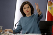 La vicepresidenta en funciones, Soraya Sáenz de Santamaria, durante una rueda posterior al Consejo de Ministros.-JOSÉ LUIS ROCA