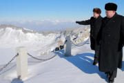 Kim Jong-un camina por el monte Paektuthe, en una foto sin fecha distribuida por la agencia KCNA el 9 de diciembre.-AFP / KCNA