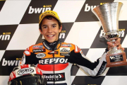 Marc Márquez, con 15 años, en el podio (3º) del GP de Bra Bretaña de 125cc.-EL PERIÓDICO