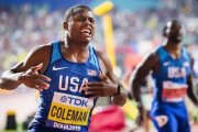 Christian Coleman, eufórico tras cruzar la meta de los 100 metros por delante de Justin Gatlin.-EFE /  / JEAN-CHRISTOPHE BOTT