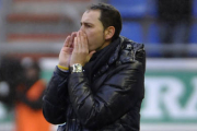 El preparador del Numancia, Pablo Machín, durante un encuentro. / DIEGO MAYOR-