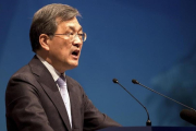 El vicepresidente y consejero delegado de Samsung Electronics, Kwon Oh-hyun, durante la junta.-SeongJoon Cho