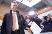 Norbert Hofer deposita su voto en un centro electoral en Pinkafeld (Austria), este domingo.-EFE / LISI NIESNER