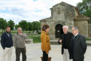 El representante de la empresa Valuarte, Juan Antonio Durán; el párroco de Baños de Cerrato, Jesús Antonio Gil; la alcaldesa de Venta de Baños, Consolación de Pablos; el delegado de la Junta, Luis Domingo González y el delegado diocesano de Patrimonio Cul-Ical