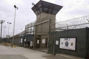 Entrada a los campos 5 y 6 de la prisión miltar norteamericana de Guantánamo (Cuba), en una imagen de archivo, en junio del 2014.-AP / BEN FOX
