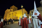 La plaza Mayor fue testigo ayer del encuentro inédito entre las cofradías de La Oración en el Huerto y La Flagelación del Señor. Hay que tener en cuenta que tradicionalmente el encuentro entre los dos pasos se venía haciendo en la plaza de Mariano Granados, pero las obras del parking han obligado a modificar el recorrido de la procesión. La cofradía de la oración partió de la iglesia de los Padres Carmelitas con la imagen del Cristo orando y el ángel que le reconforta. Por su parte la cofradía de La Flagelación del Señor portó  el Cristo atado a la columna.