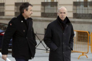 Manuel Sánchez Ortega y Felipe Benjumea (derecha), camino de la Audiencia Nacional para declarar por las indeminizaciones percibidas.-EFE / BALLESTEROS