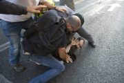 La policía detiene al judío ultraortodoxo que ha perpetrado el ataque.-Foto:   AP / Sebastian Scheiner
