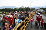 La migración de Venezuela hacia Colombia a través del puente fronterizo Simón Bolivar.-AFP