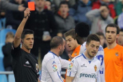 Gil Manzano expulsa a un futbolista en un Zaragoza-Valencia jugado en La Romareda.-JAVIER CEBOLLADA
