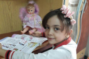 Un mensaje de Bana Alabed, de siete años, en que explica que leyendo intenta evadirse de los bombardeos.-