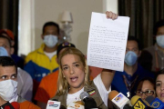 La esposa de Leopoldo López muestra la carta enviada por su marido.-Foto: ARIANA CUBILLOS